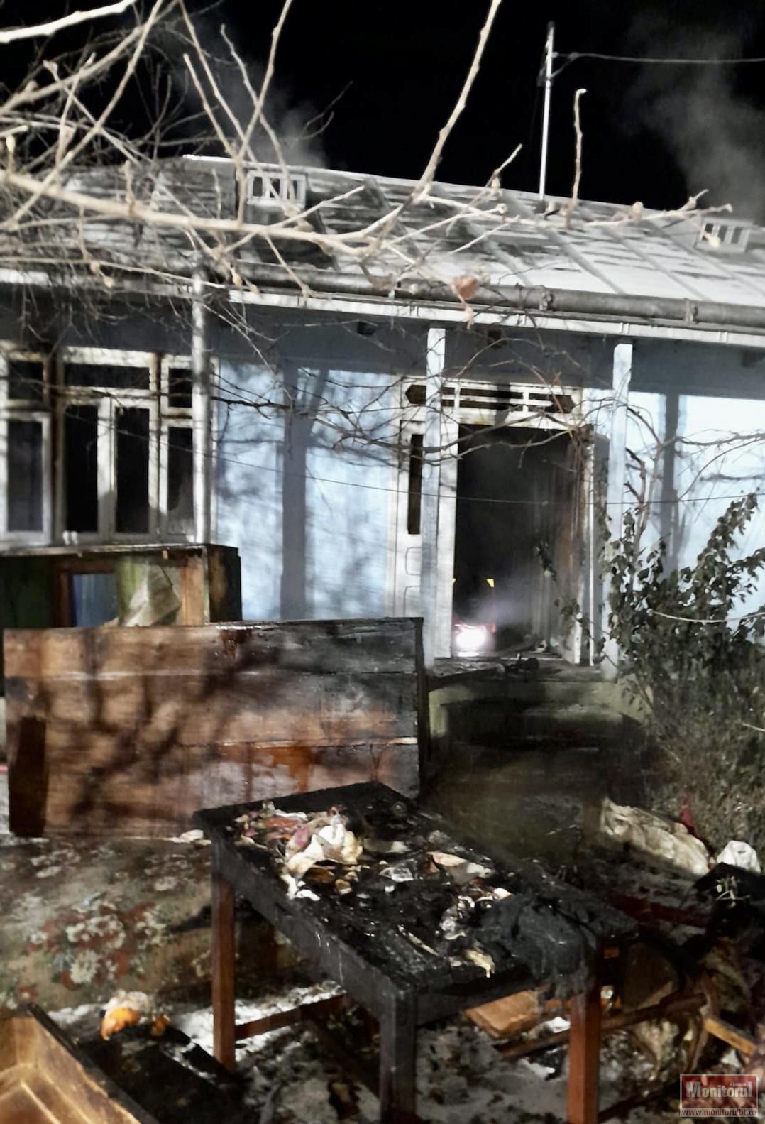 Mamă și fiu răniți într-un incendiu puternic