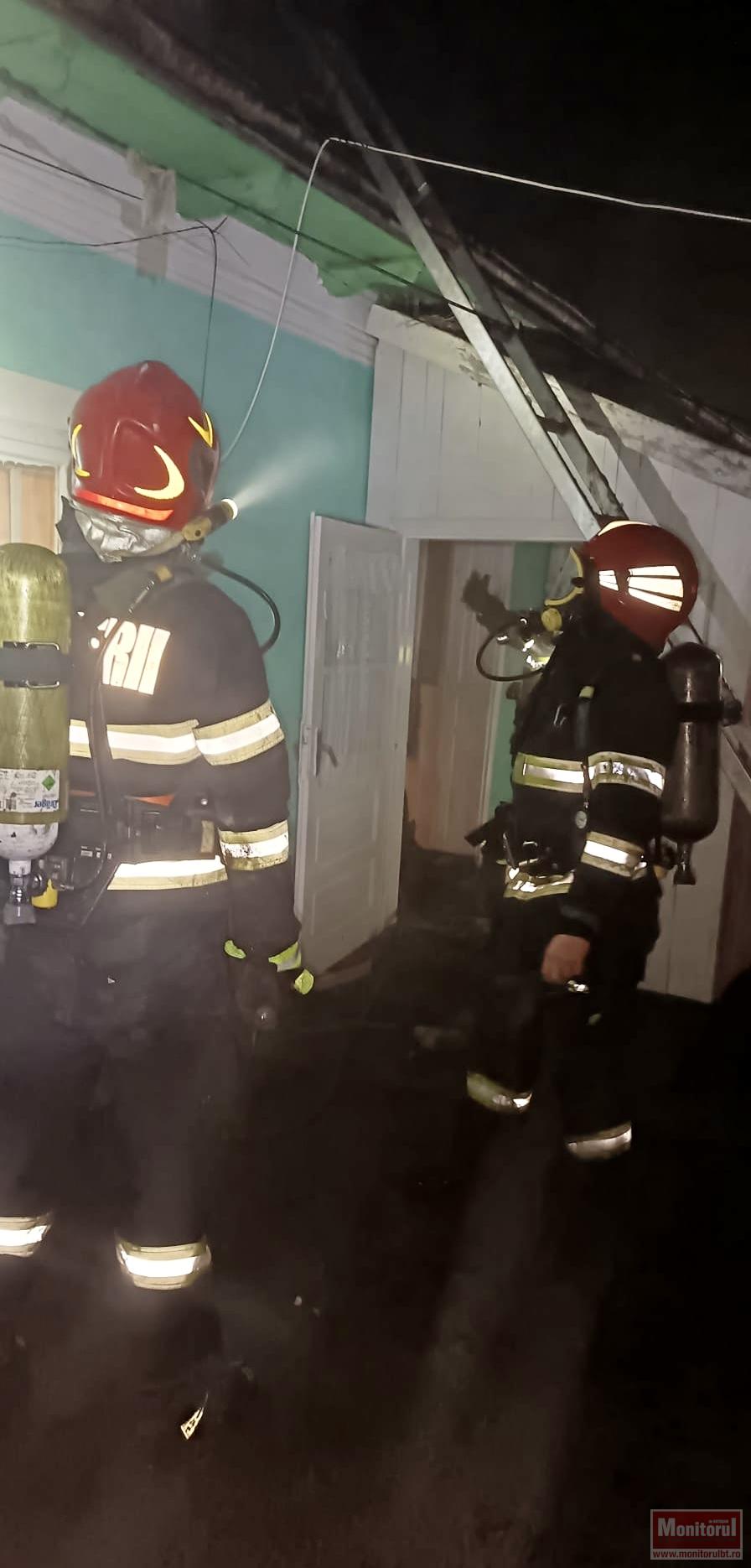 Casă în flăcări din cauza coșului de fum