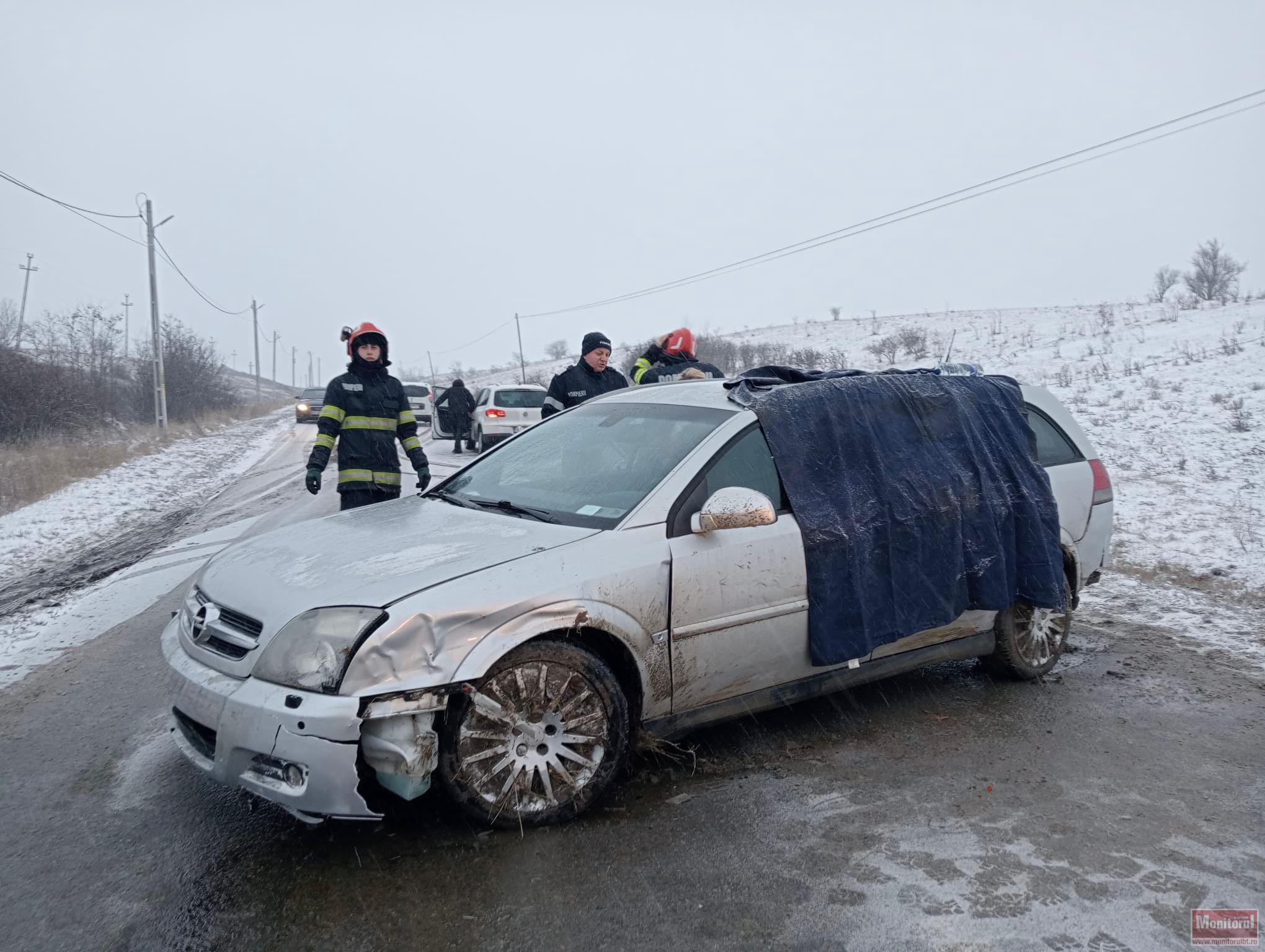 Doi adulți și un bebeluș răniți într-un accident cauzat de polei