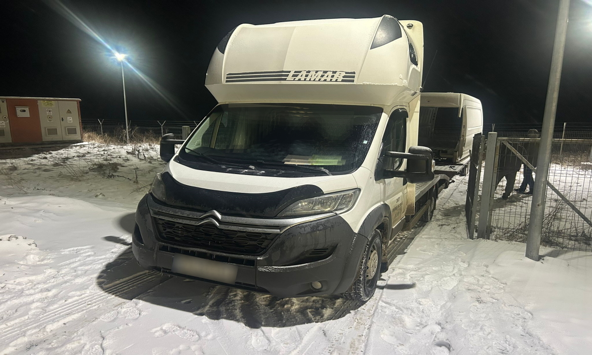 Caroserie de microbuz furată din Germania, descoperită în Vama Racovăț