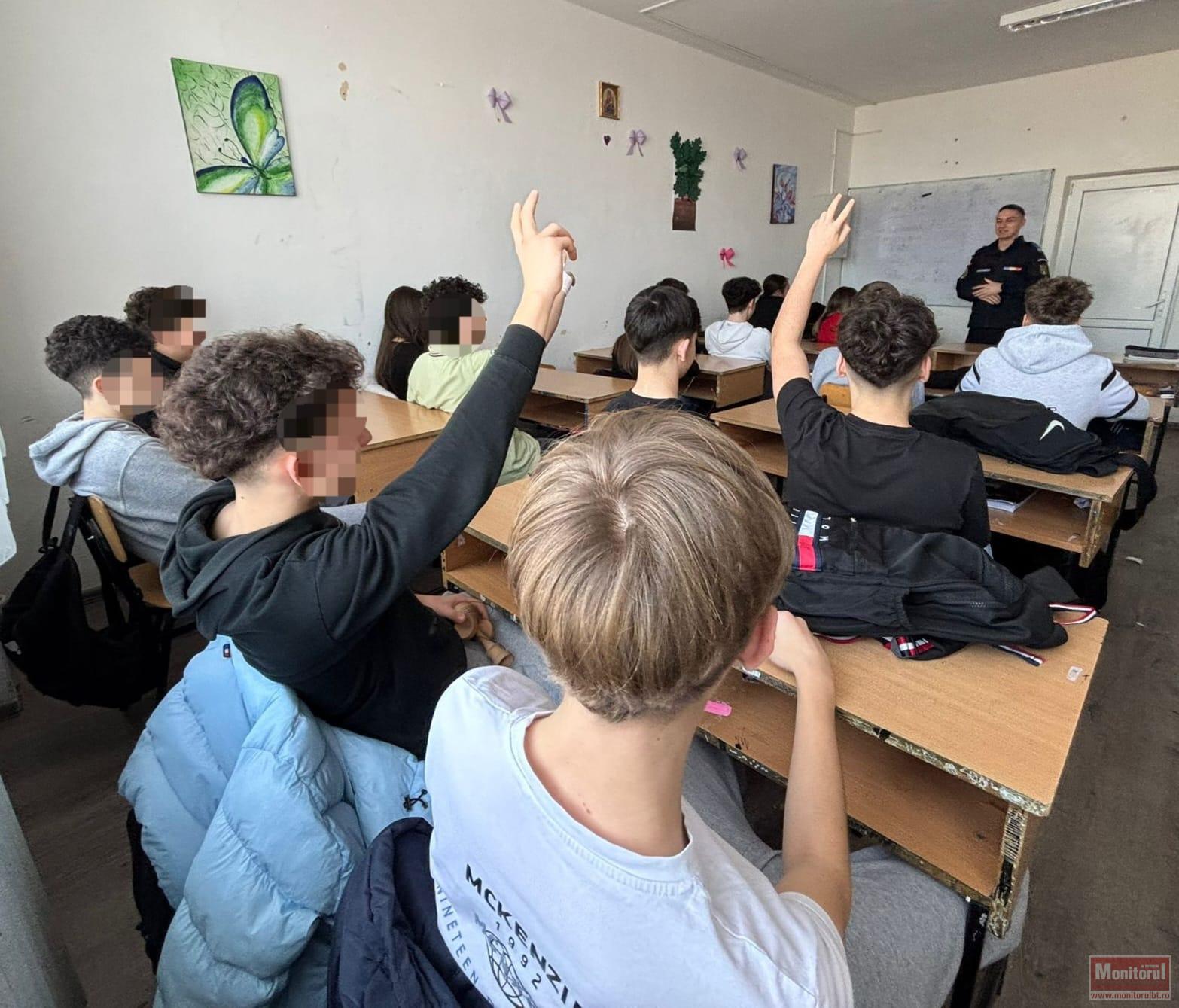 Peste 1.500 de elevi din Botoșani, „instruiți” de jandarmi: lecții vitale despre bullying, droguri și pericolele de pe internet