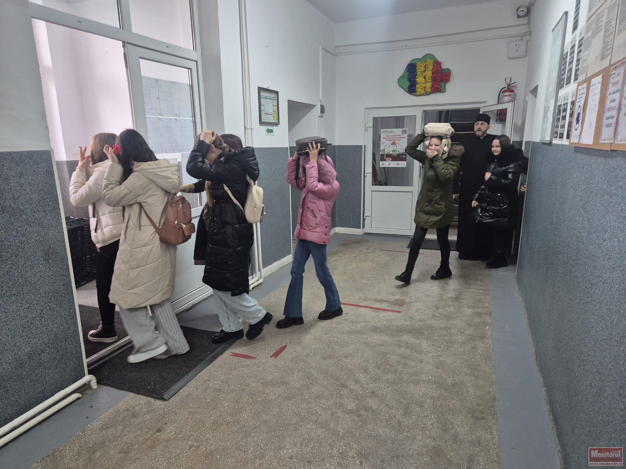 Exerciții de evacuare în caz de cutremur la două școli din județ