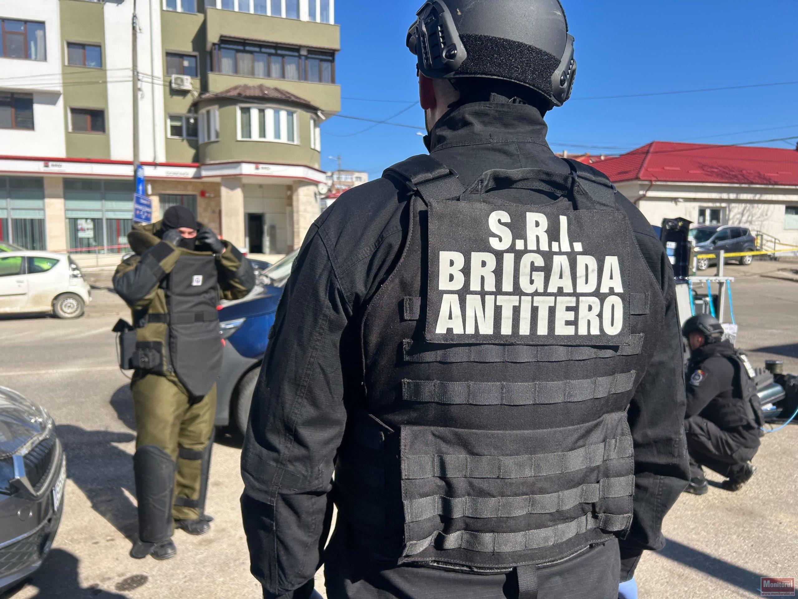 Alertă maximă la Dorohoi! Sediul unei bănci, evacuat de urgență din cauza unui colet suspect. Pirotehniștii SRI intervin la fața locului (VIDEO)