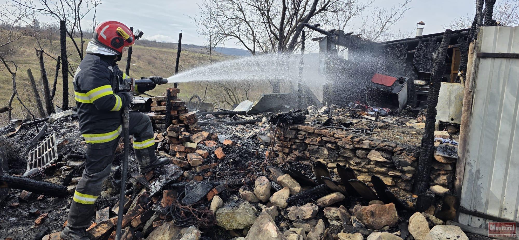 Alertă în județ: o casă, salvată în ultima clipă din calea flăcărilor. Vecinii au fost cei care au dat alarma!