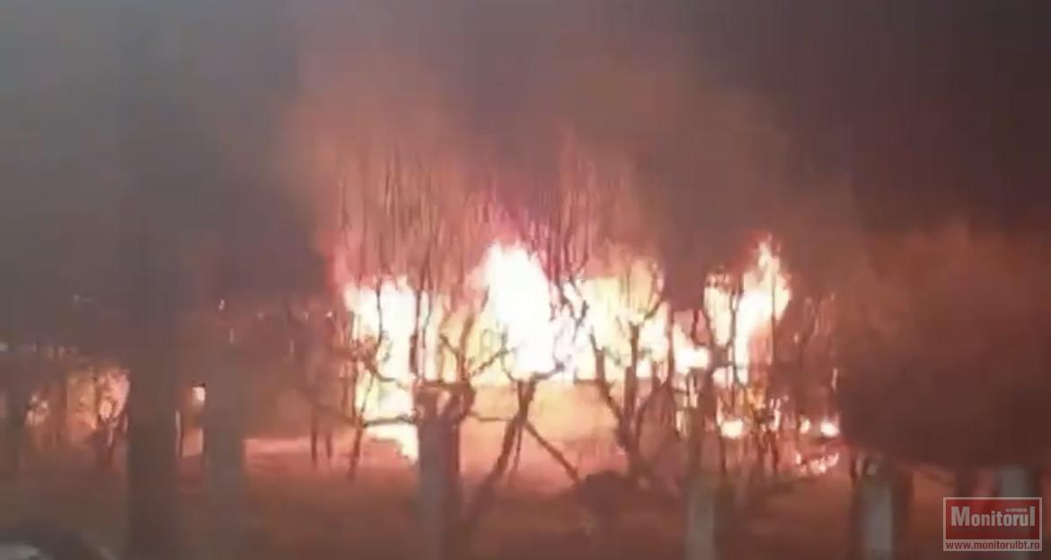 Bărbat rămas pe drumuri după un incendiu devastator (VIDEO)