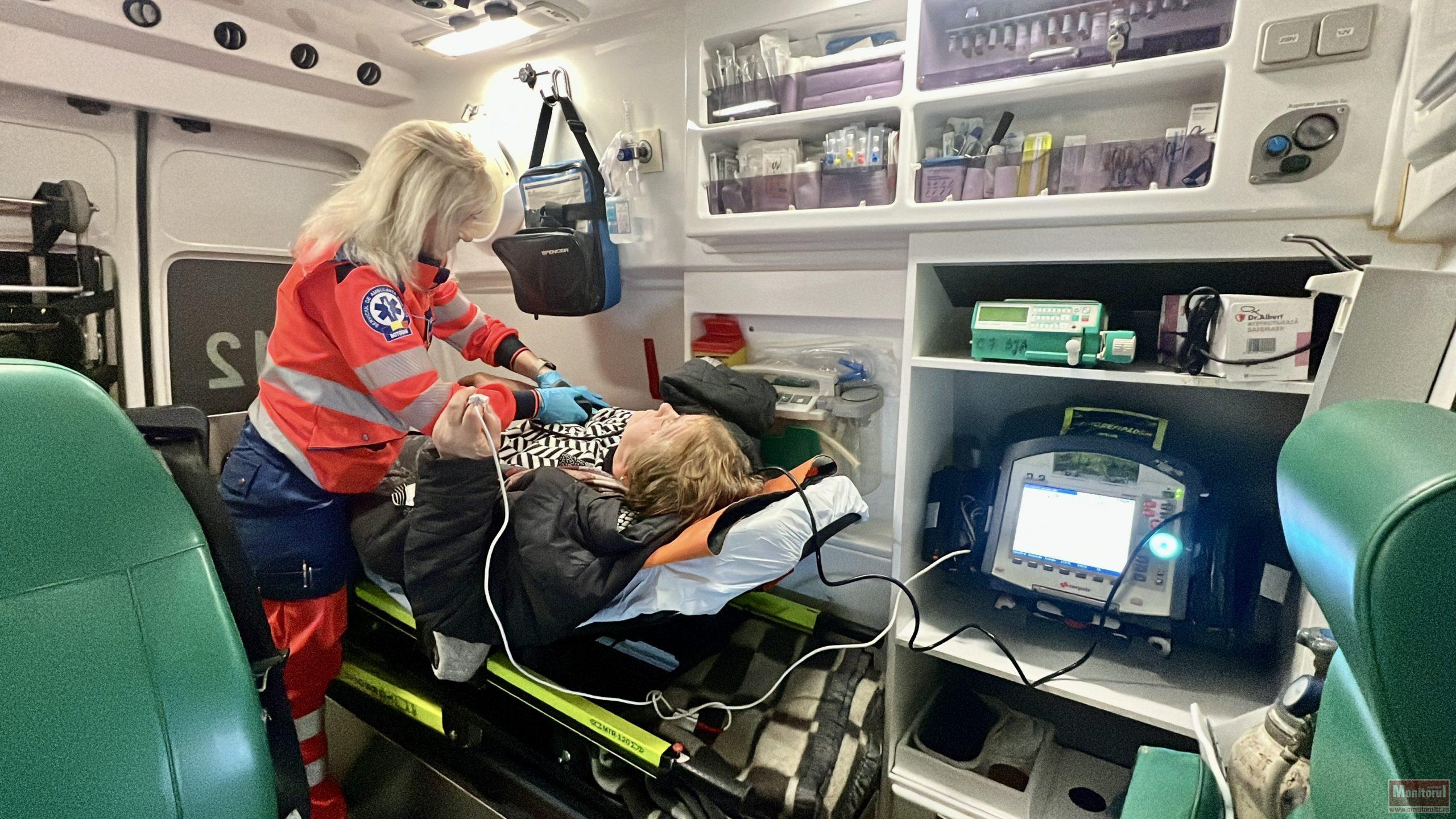 Luptă cu secundele. Salvatori chemați pentru o femeie căzută într-o râpă într-un cartier din oraș (VIDEO)