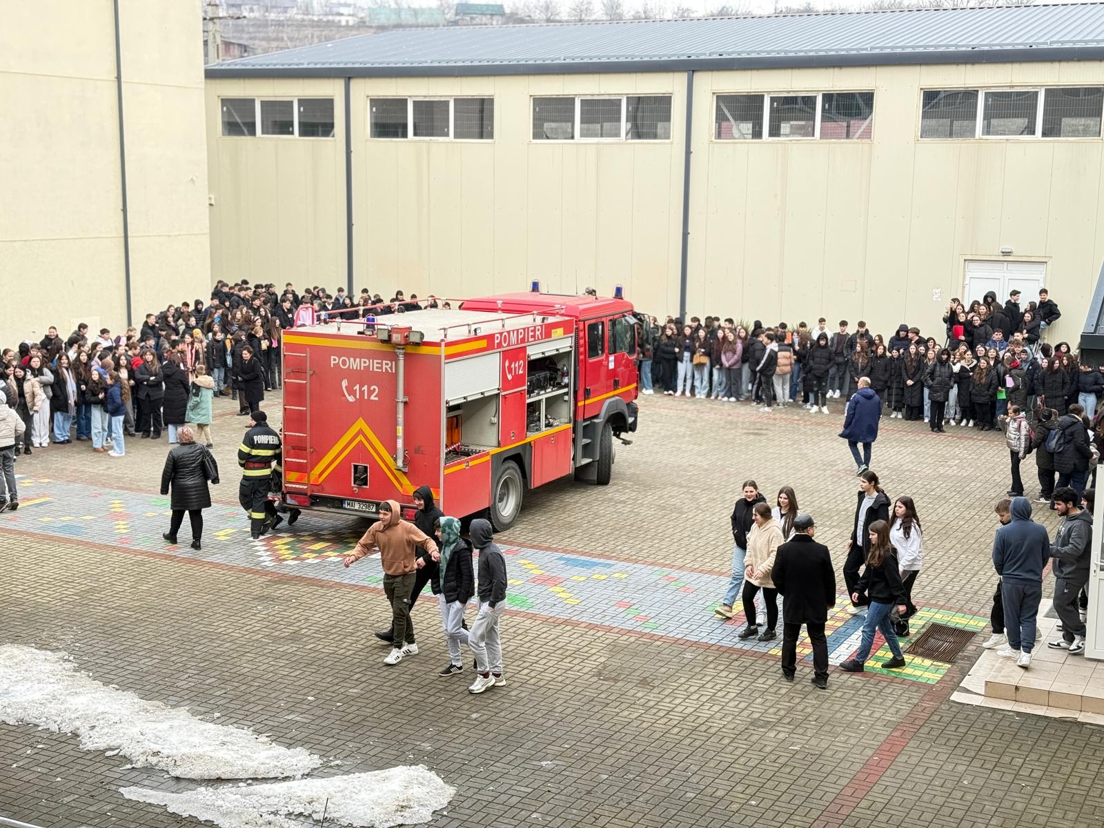 Exercițiu de cutremur în școli: peste 1.200 de elevi din Durnești și Trușești au învăţat cum să reacţioneze în caz de pericol