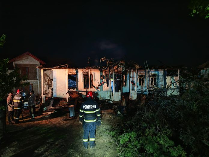 Bărbat rămas sub cerul liber după un incendiu devastator
