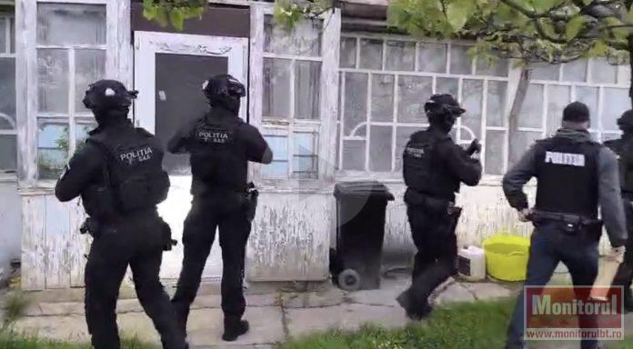 Arsenal de război împotriva animalelor sălbatice: braconieri dotați cu termoviziune și laser, “vânați” de mascați (VIDEO)