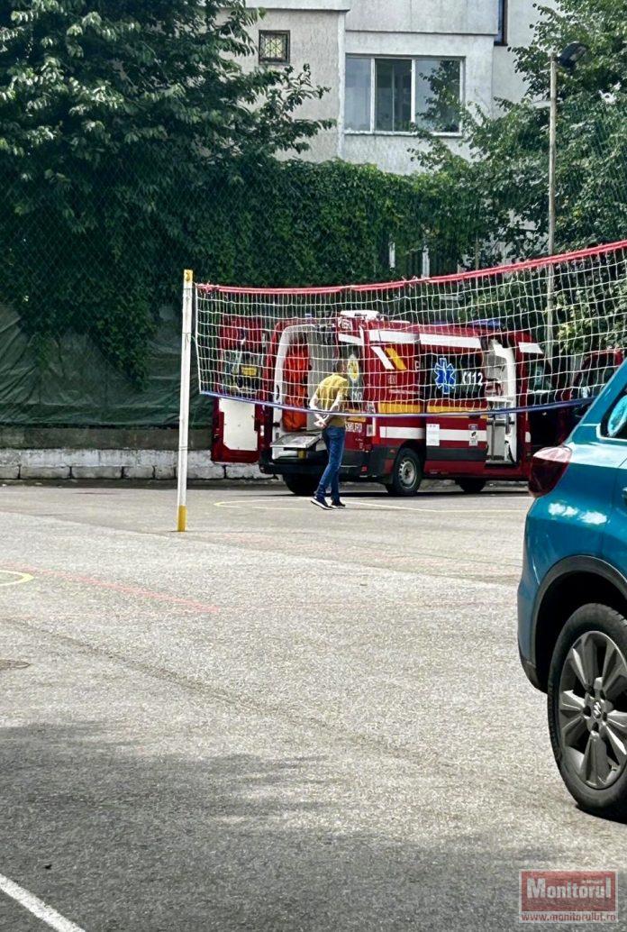 Miracol la Liceul Sanitar: un angajat a căzut secerat sub privirile elevilor. Salvare dramatică din stop cardio-respirator!