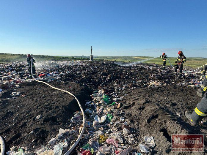 Alertă la Stăuceni: intervenție în forță a pompierilor botoșăneni la depozitul ecologic