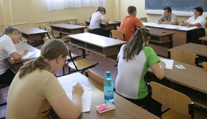 Mii de elevi botoşăneni dau evaluarea naţională la matematică
