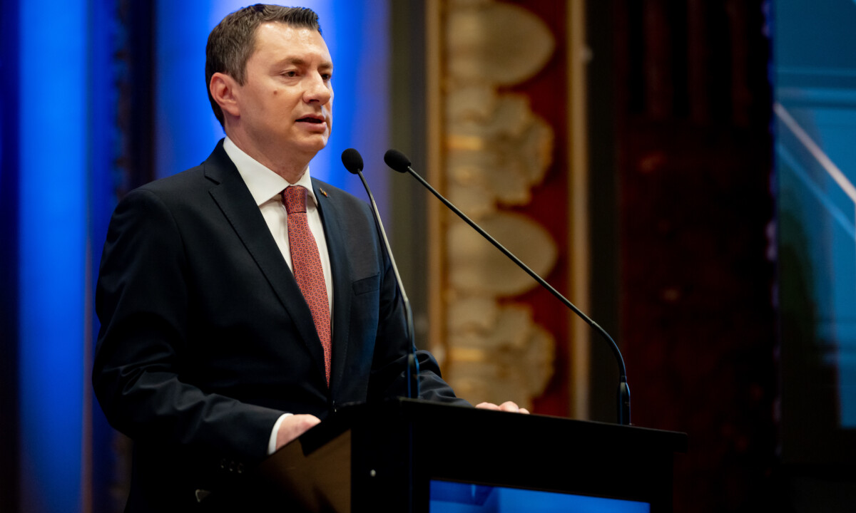 Semne bune în buget, probleme tot mai mari din politică. Avertismentul viceguvernatorului BNR
